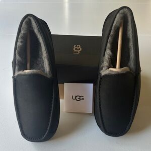 NWOT .UGG Men's Black Loafers with Shearling Lining